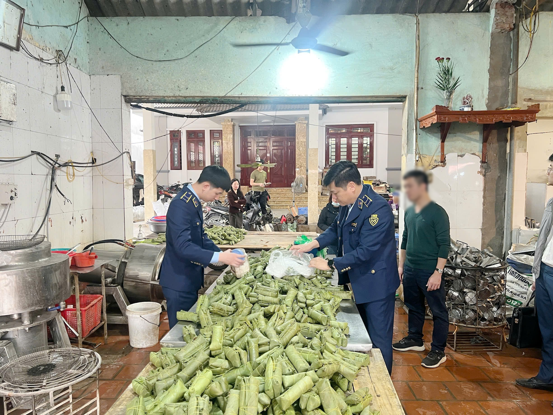 Khởi tố chủ cơ sở sản xuất giò chả vì sử dụng hàn the